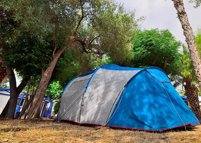 & Estanyet אתר קמפינג 2*